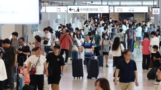 추석 연휴가 시작된 14일 서울 강서구 김포공항 출국장에서 시민들이 탑승수속을 위해 이동하고 있다 사진연합뉴스