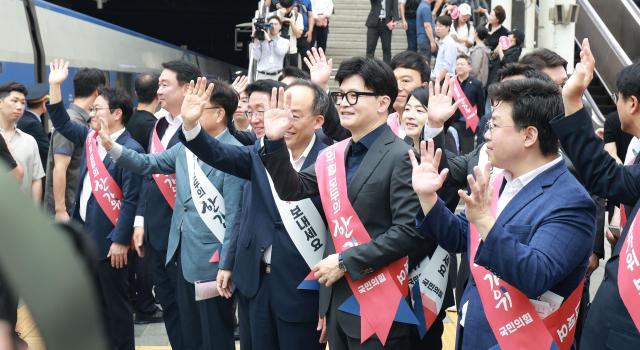 한동훈 국민의힘 대표가운데와 지도부가 13일 오전 서울 용산구 서울역에서 추석 귀성 인사를 하고 있다 20240913사진유대길 기자 dbeorlf123ajunewscom