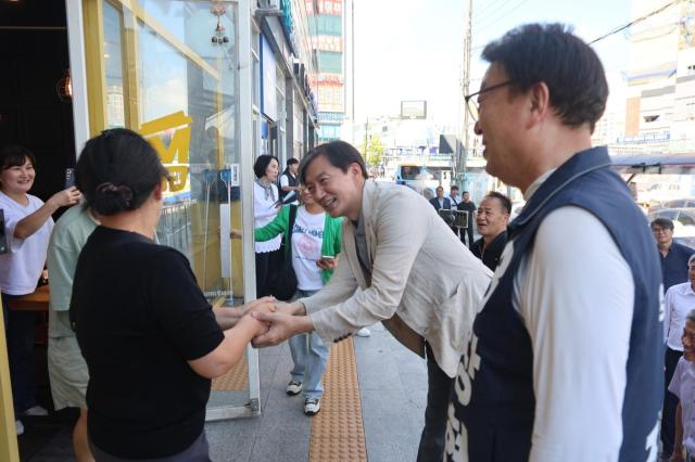 조국 조국혁신당 대표가 14일 영광종합버스터미널 및 인근 상가 방문하고 있다 사진조국혁신당