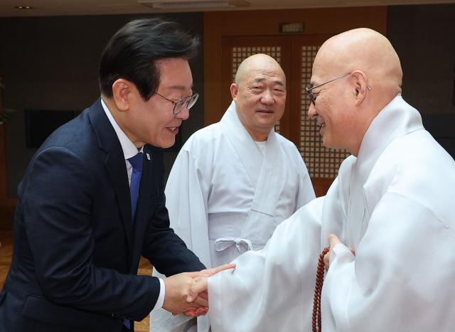 이재명 더불어민주당 대표가 15일 오전 서울 종로구 한국불교역사문화기념관에서 조계종 총무원장인 진우스님을 예방해 인사하고 있다 사진연합뉴스