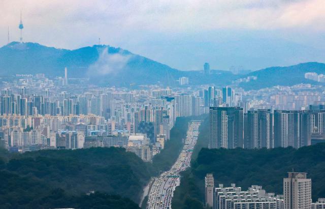 추석 연휴를 하루 앞둔 13일 오후 경찰청 헬기에서 바라본 서울 서초구 경부고속도로 상하행선이 차량으로 정체되고 있다 2024913 사진연합뉴스