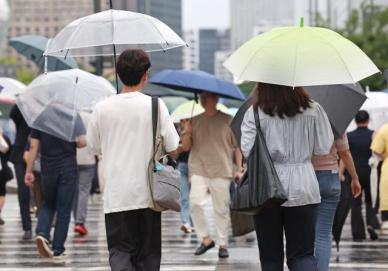 [날씨] 우산 챙기세요…무더운 날씨 속 소나기 예정