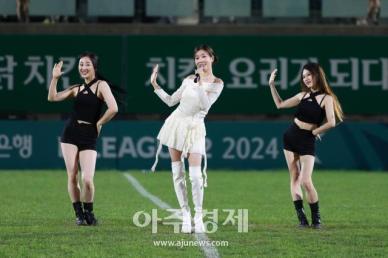 [포토] 장혜리, 김포FC 2024 시즌 홈경기서 특별 축하공연