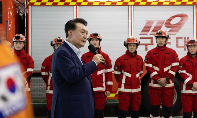 윤석열 대통령이 추석 연휴인 15일 서울 강서소방서를 방문해 근무 중인 소방관들을 격려하고 있다 사진연합뉴스