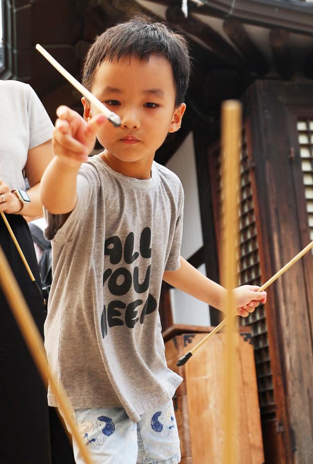  추석 연휴인 15일 서울 종로구 계동 북촌문화센터에서 열린 추석 명절 문화행사 북촌도락에서 한 어린이가 투호놀이를 하고 있다 2024915 사진연합뉴스