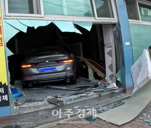 17일 오후 5시 15분경 충남 서산시 동문동에서 BMW 승용차 한 대가 한의원 건물로 돌진했다 사진서산소방서