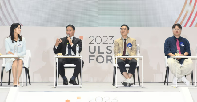 2023 울산포럼 폐회식에 참석해 발언하는 최태원 회장왼쪽에서 두 번째 사진연합뉴스
