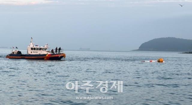 해경이 전복된 모터보트 A호에 리프트백을 설치한 모습 사진평택해양경찰서