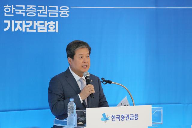 김정각 한국증권금융 사장이 취임 100일을 맞아 진행하는 간담회에서 주요 사업방향 등을 설명하고 있다 사진한국증권금융