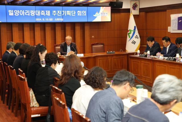 지난 13일 밀양시청 소회의실에서 개최된 밀양아리랑대축제 추진기획단 회의에서 추진기획단장으로 선출된 손정대 밀양문화원장이 인사말을 하고 있다사진밀양시