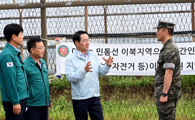 유정복 인천광역시장이 18일 강화군 송해면 당산리 대남 소음방송 현장을 찾아 군관계자로부터 현황을 보고받고 현장을 점검하고 있다 사진인천시