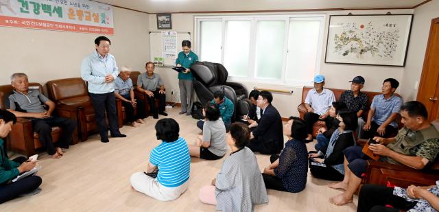 유정복 인천광역시장이 18일 강화군 송해면 당산리 마을회관을 찾아 대남 소음방송 피해 주민들과 간담회를 갖고 있다 사진인천시