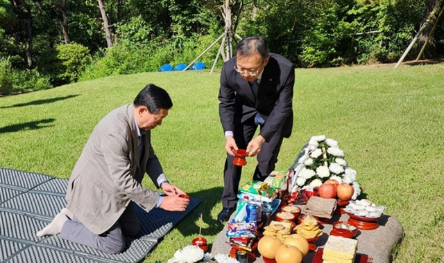 지난 16일 신격호 명예회장 선영을 찾은 신동빈 롯데그룹 회장 사진롯데그룹