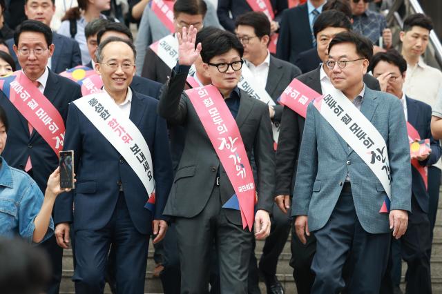 한동훈 국민의힘 대표가운데와 지도부가 13일 오전 서울 용산구 서울역에서 추석 귀성 인사를 하기 위해 플랫폼으로 들어서고 있다 20240913사진유대길 기자 dbeorlf123ajunewscom