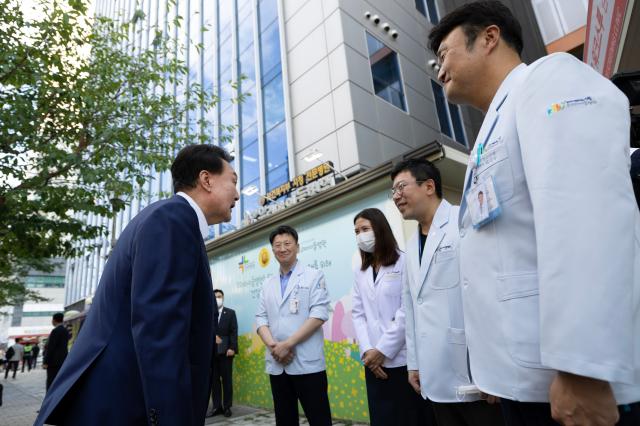 윤석열 대통령이 추석 연휴 마지막 날인 18일 서울 성북구 성북 우리아이들병원을 찾아 의료진과 대화하고 있다 사진대통령실