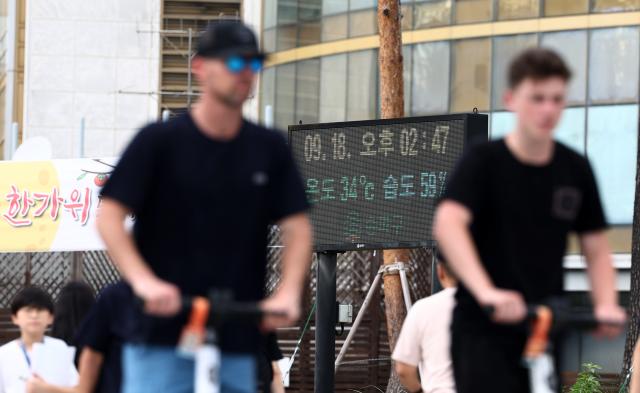 서울에 폭염경보가 내려진 18일 오후 서울 잠실 네거리 전광판에 기온이 표기돼 있다 사진연합뉴스