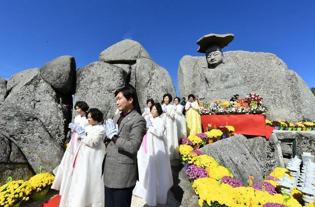 2022년 갓바위축제 다례 봉행 행사에서 조현일 경산시장이 시민들과 함께 참여하고 있다사진경산시