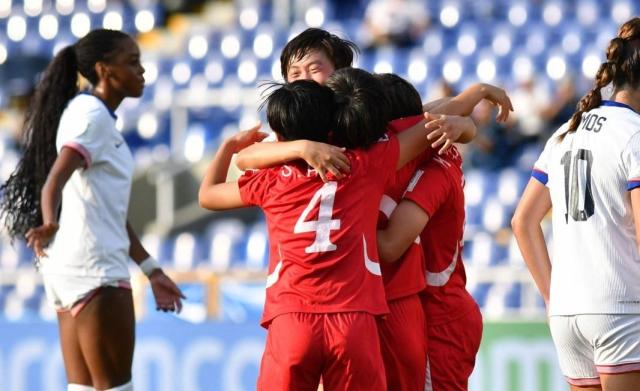 북한 U20 여자 축구 대표팀 선수들이 골 세리머니를 펼치고 있다 사진AFP·연합뉴스