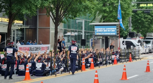 MBK파트너스 본사 앞에서 집회하는 고려아연 노조원들 사진고려아연
