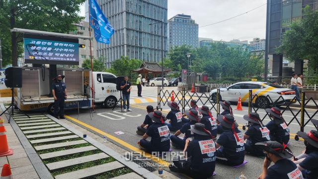 19일 서울 종로구 광화문 D타워 앞에서 고려아연 노동조합이 사진유환 기자