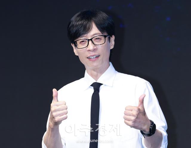 방송인 유재석이 6일 오전 서울 영등포구 콘래드 서울에서 열린 디즈니+의 오리지널 예능 더 존 버터야 산다 시즌 3 제작발표회에 참석해 포즈를 취하고 있다 20240806사진유대길 기자 dbeorlf123ajunewscom