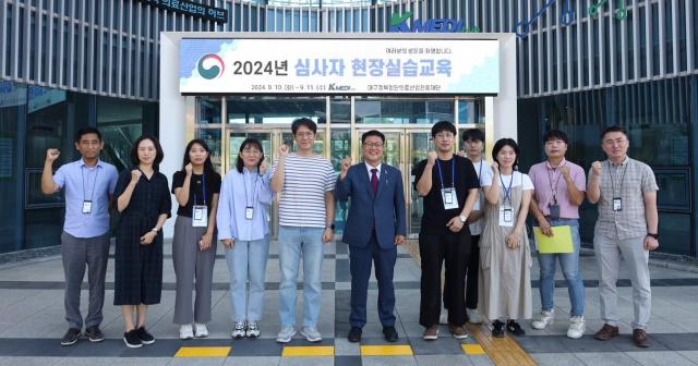 케이메디허브 의약생산센터가 ‘2024년 제2차 식약처 심사자 현장실습 교육’을 성공적으로 끝났으며 양진영 케이메디허브 이사장중앙과 교육생이다 사진케이메디허브