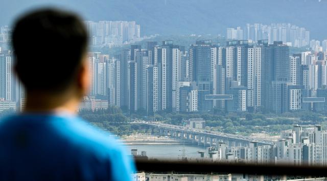 서울 남산에서 바라본 서초구 일대 아파트연합뉴스