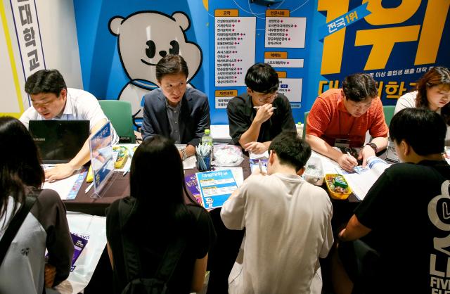 Students receive admission counseling at the 2025 College Rolling Admission Fair at COEX in Seoul on Sept 20 2024 AJP Kim Dong-woo