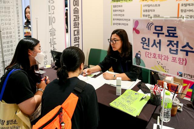 Students receive admission counseling at the 2025 College Rolling Admission Fair at COEX in Seoul on Sept 20 2024 AJP Kim Dong-woo