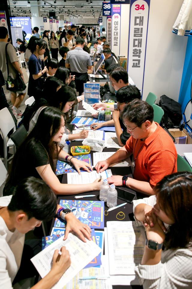 Students receive admission counseling at the 2025 College Rolling Admission Fair at COEX in Seoul on Sept 20 2024 AJP Kim Dong-woo