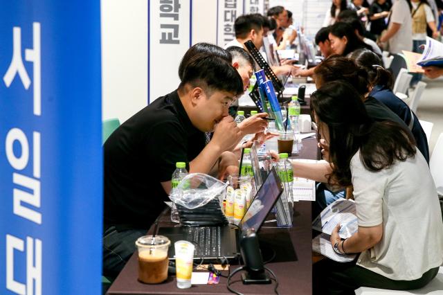 Students receive admission counseling at the 2025 College Rolling Admission Fair at COEX in Seoul on Sept 20 2024 AJP Kim Dong-woo