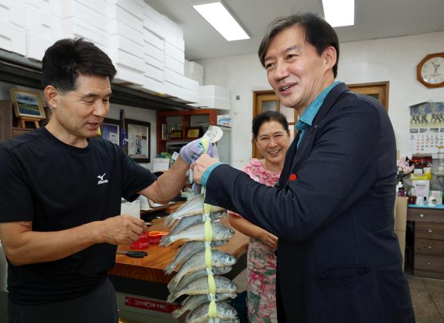 조국 조국혁신당 대표가 지난 10일 오후 전남 영광 법성포 굴비상점에서 상인과 대화하고 있다 사진연합뉴스