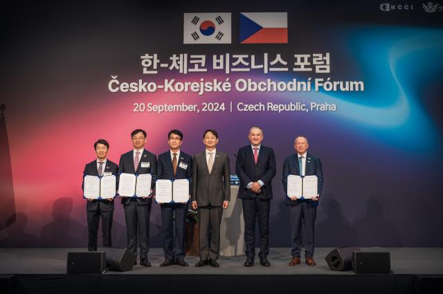 현대자동차가 20일현지시간 체코 프라하에서 오스트라바 공과대학Technical University of Ostrava 한국자동차연구원 한국산업기술평가원과 ‘미래 모빌리티 기술 협업Cooperation on Future Mobility Technology’ MOU를 체결했다

사진 왼쪽부터 한국자동차연구원 나승식 원장 한국산업기술평가원 전윤종 원장 현대차 전략기획실 김동욱 부사장 산업통상자원부 안덕근 장관 체코 산업통상부 요제프 시켈라Jozef Síkela 장관 체코 오스트라바 공대 바츨라프 스나셀Vaclav Snasel 총장 사진제공  대한상공회의소

