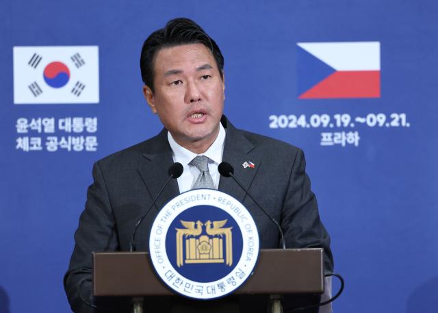 김태효 국가안보실 제1차장이 19일현지시간 프라하 현지 한국프레스센터에서 윤석열 대통령의 체코 방문 성과와 원전 세일즈 등에 관해 브리핑하고 있다 사진연합뉴스