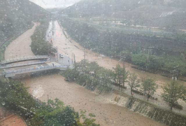 21일 오전 부산 강서구 지사동 일대 도로가 폭우로 인해 물에 잠겨 있다 사진연합뉴스