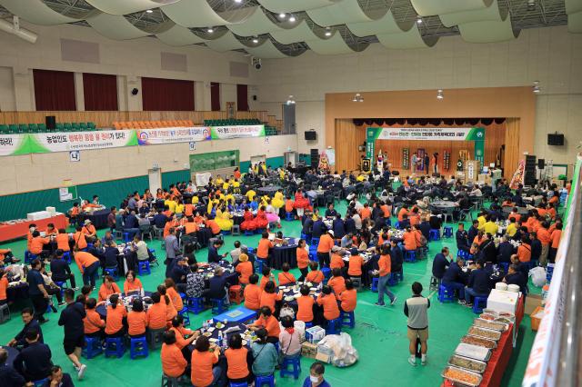 한국후계농업경영인과 한국여성농업인 칠곡군 연합회가 함께하는 농업인 한마음 체육대회 개최 모습사진칠곡군