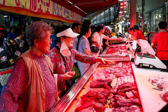 Người dân mua thịt tại chợ Kyungdong ở Dongdaemun-gu Seoul vào ngày 1392024 ẢnhAJP Kim Dong-woo dongajupresscom