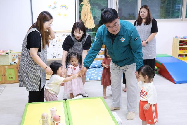 시민들의 목소리를 청취하고 있는 박상수 삼척시장하장면사진삼척시