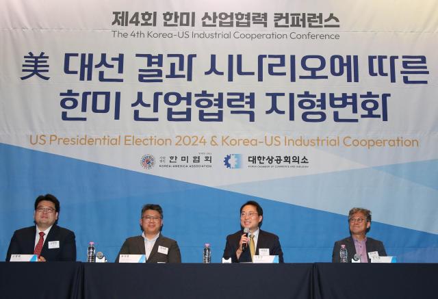 3 한-미 산업협력 컨퍼런스 서정건 경희대 교수 주재로 참석자들이 패널토론을 하고 있다

왼쪽부터 신창환 고려대 교수 권석준 성균관대 교수 서정건 경희대 교수 안기현 한국반도체산업협회 전무

