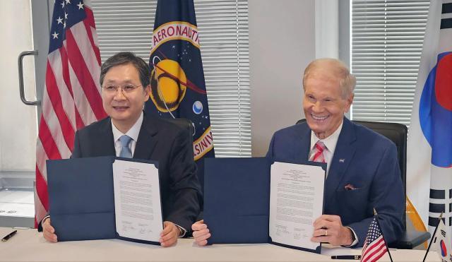 Yoon Young-bin the administrator of the Korea AeroSpace Administration KASA Administrator Yoon Young-bin left poses with NASA Administrator Bill Nelson after signing an agreement at NASA on Sept 19 2024 Courtesy of KASA