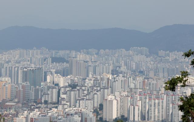 지난 19일 오후 서울 남산에서 바라본 아파트 단지 사진연합뉴스
