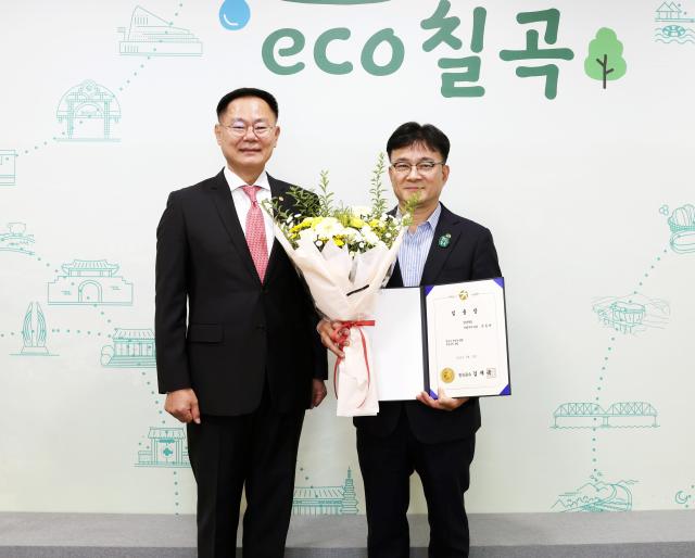 박종태 부군수오른쪽이 김재욱 칠곡군수와 부임 기념촬영을 하고 있다사진칠곡군