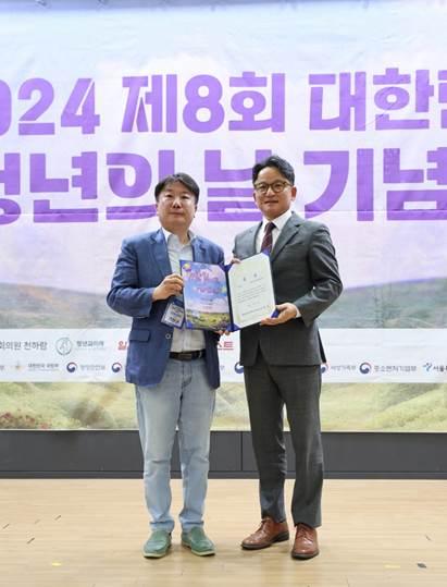 이랜드팜앤푸드가 지난 7일 국회의사당 의원회관 제1소회의실에서 열린 ‘2024년 제6회 사회공헌 공로대상’에서 산업통상자원부 장관상을 수상했다 사진 왼쪽부터 사단법인 청년과미래 정현곤 이사장 조일성 이랜드리테일 부대표 사진이랜드