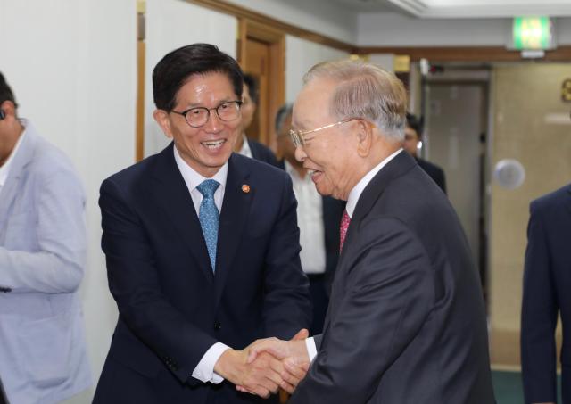 김문수 고용노동부 장관이 손경식 한국경영자총협회 회장을 만난 모습