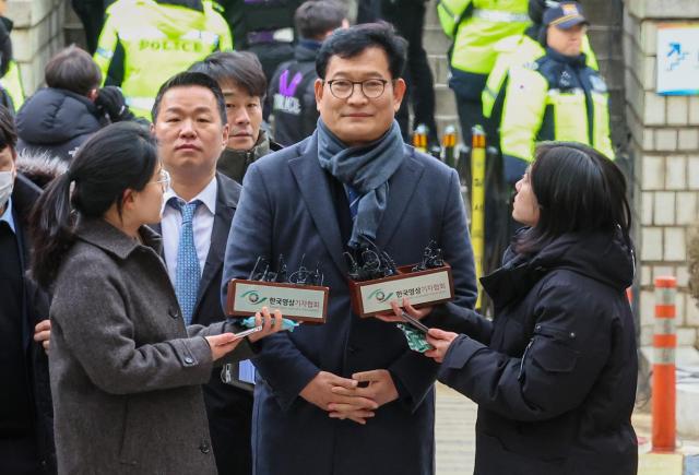 더불어민주당 전당대회 돈봉투 살포 의혹의 정점으로 지목된 송영길 전 민주당 대표가 18일 오전 서울 서초구 서울중앙지방법원에서 열리는 구속 전 피의자심문영장실질심사에 출석하며 취재진 질문에 답하고 있다 송 전 대표는 민주당 전당대회를 앞둔 2021년 3∼4월 국회의원 교부용 돈봉투 20개를 포함해 총 6천650만원을 민주당 국회의원 지역본부장들에게 살포하는 과정에 개입한 혐의를 받는다 사진연합뉴스