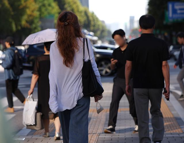 아침과 저녁으로 날씨가 선선해진 가운데 지난 8월 30일 오전 서울 광화문사거리에서 시민들이 횡단보도를 건너고 있다 사진연합뉴스