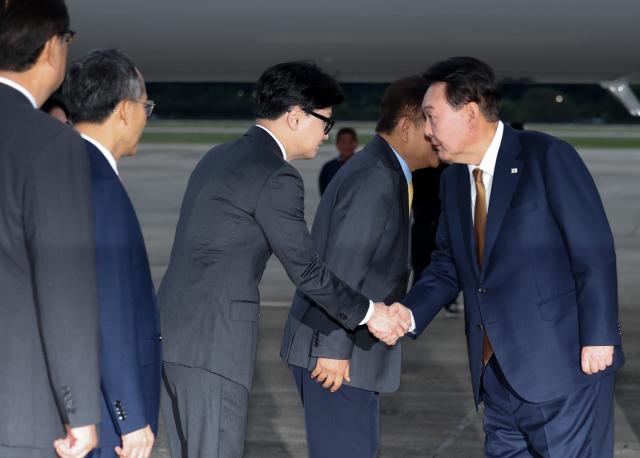 윤석열 대통령이 22일 성남 서울공항에서 체코 공식 방문을 마치고 귀국하며 마중 나온 국민의힘 한동훈 대표와 악수하고 있다 사진연합뉴스 