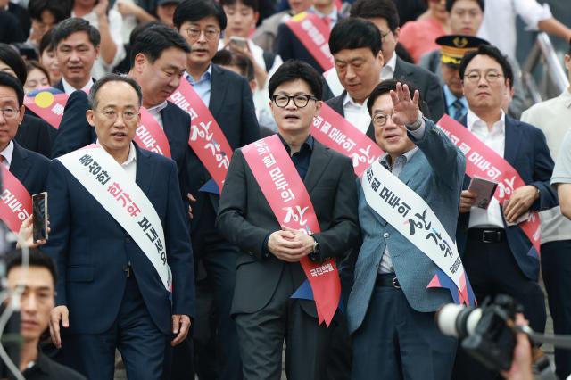 한동훈 국민의힘 대표가운데와 지도부가 13일 오전 서울 용산구 서울역에서 추석 귀성 인사를 하기 위해 플랫폼으로 들어서고 있다 20240913사진유대길 기자 dbeorlf123ajunewscom