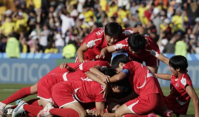 북한 U20 여자 축구 대표팀 선수들이 기뻐하고 있다 사진EPA·연합뉴스