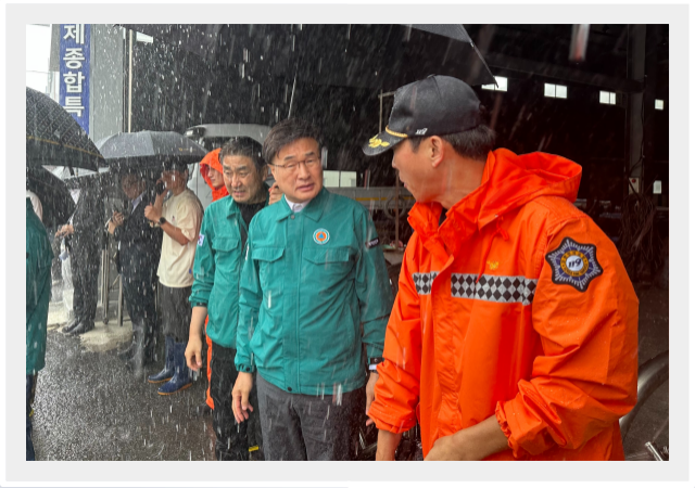 21일 학장동 싱크홀 사고현장을 살펴보고 있는 김대식 국회의원의 모습 사진김대식 의원실